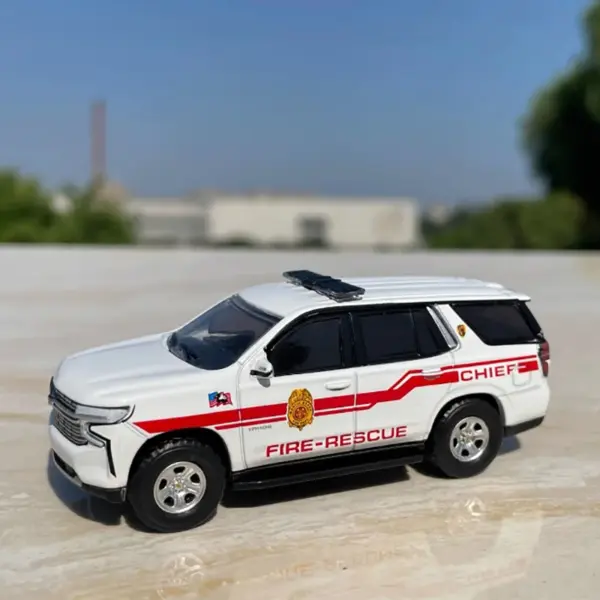 1:64 Scale Chevrolet Tahoe Diecast Model - Image 2