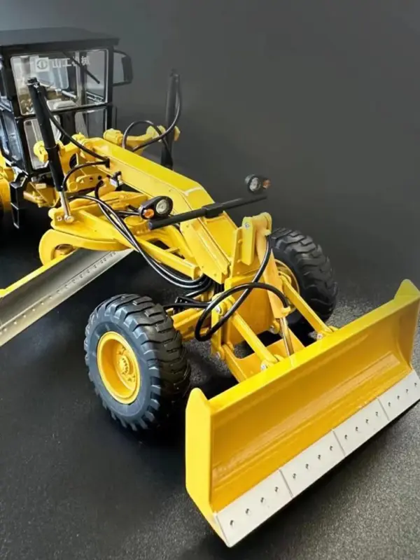 1:35 Scale Diecast SEM Grader Model in Yellow - Image 4
