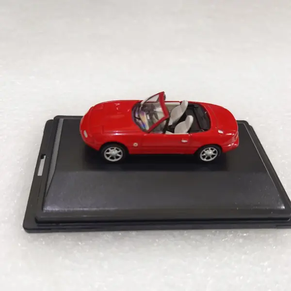 1:76 Scale MX5 Mk1 Diecast Model Car - Image 2