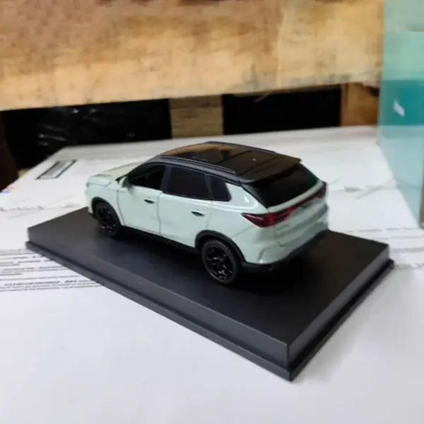 Dongfeng Huge 1/24 Scale Alloy Car Model - Image 2
