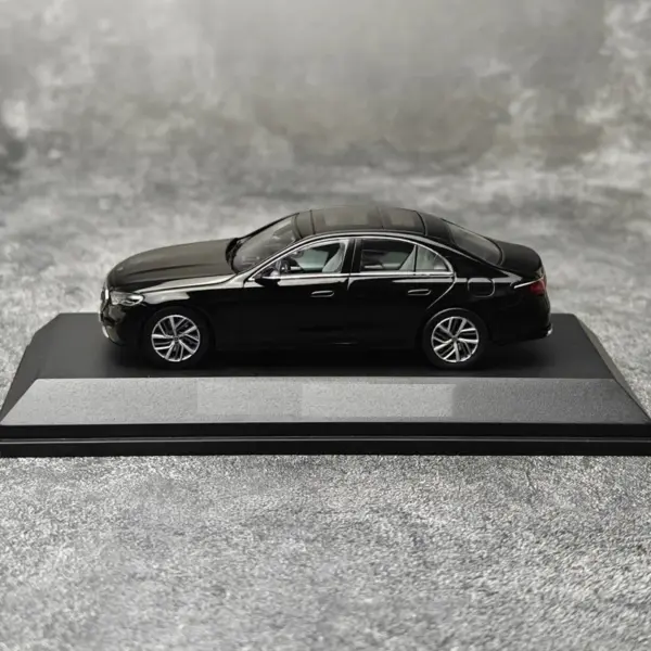 1:43 Scale Alloy E450 W214 Car Model - Image 3
