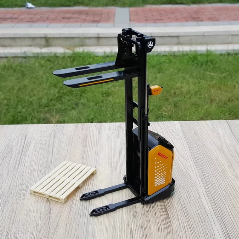 1:15 Scale SANY 2T Forklift Alloy Model Collection 4 1:15 Scale SANY 2T Forklift Alloy Model Collection - Image 4