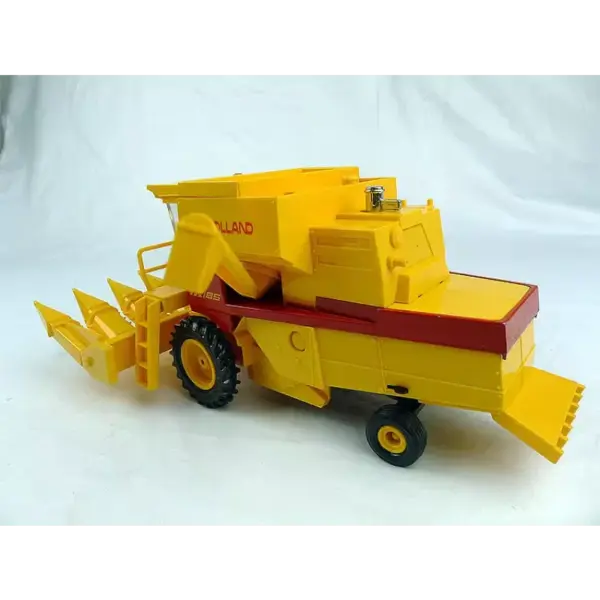 New Holland 1:32 Scale Diecast Combine Harvester - Image 3