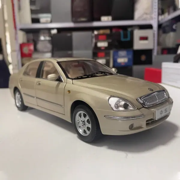 Chenfeng SY7200 1:18 Alloy Model Car - Image 6