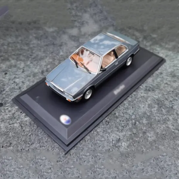 Classic Diecast 1:43 Scale Alloy Car Model - Image 3