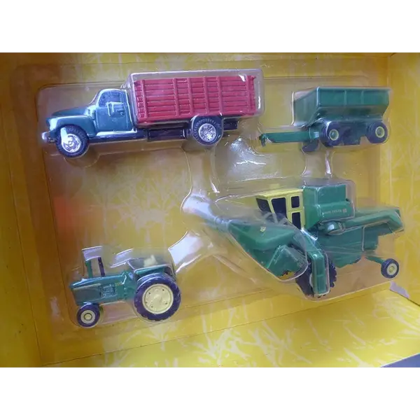 John Deere 1:64 Scale Harvesting Set Model - Image 3