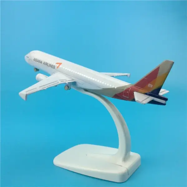 1:400 Scale Airplane Model Collection Display - Image 3