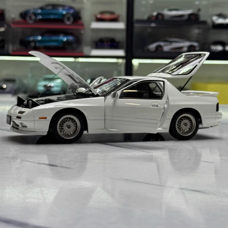 WHELART 1/18 RX7 FC3S Convertible Diecast Model 5 WHELART 1/18 RX7 FC3S Convertible Diecast Model - Image 5