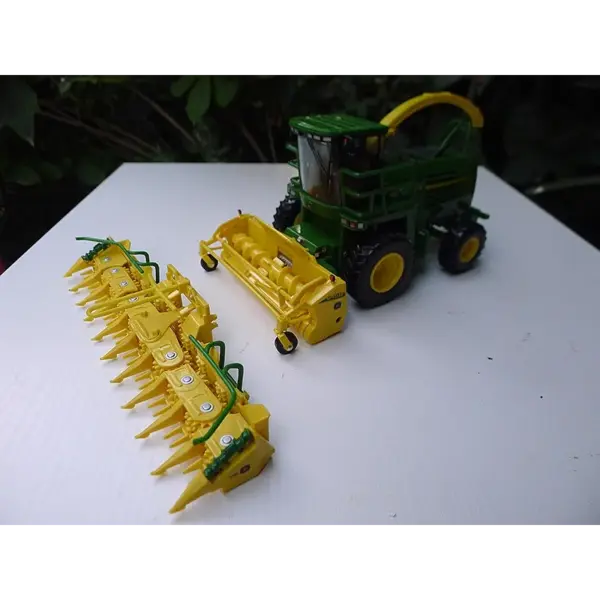ERTL 1:32 Scale 7500 Combine Harvester Model - Image 2