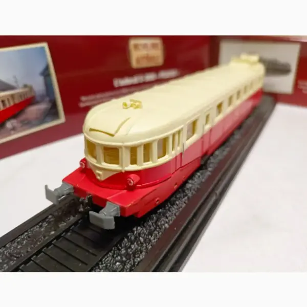 1:87 Scale X-2100 SNCF Light Rail Model - Image 3