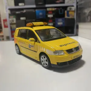Welly 1:24 Volkswagen Touran Die-cast Model