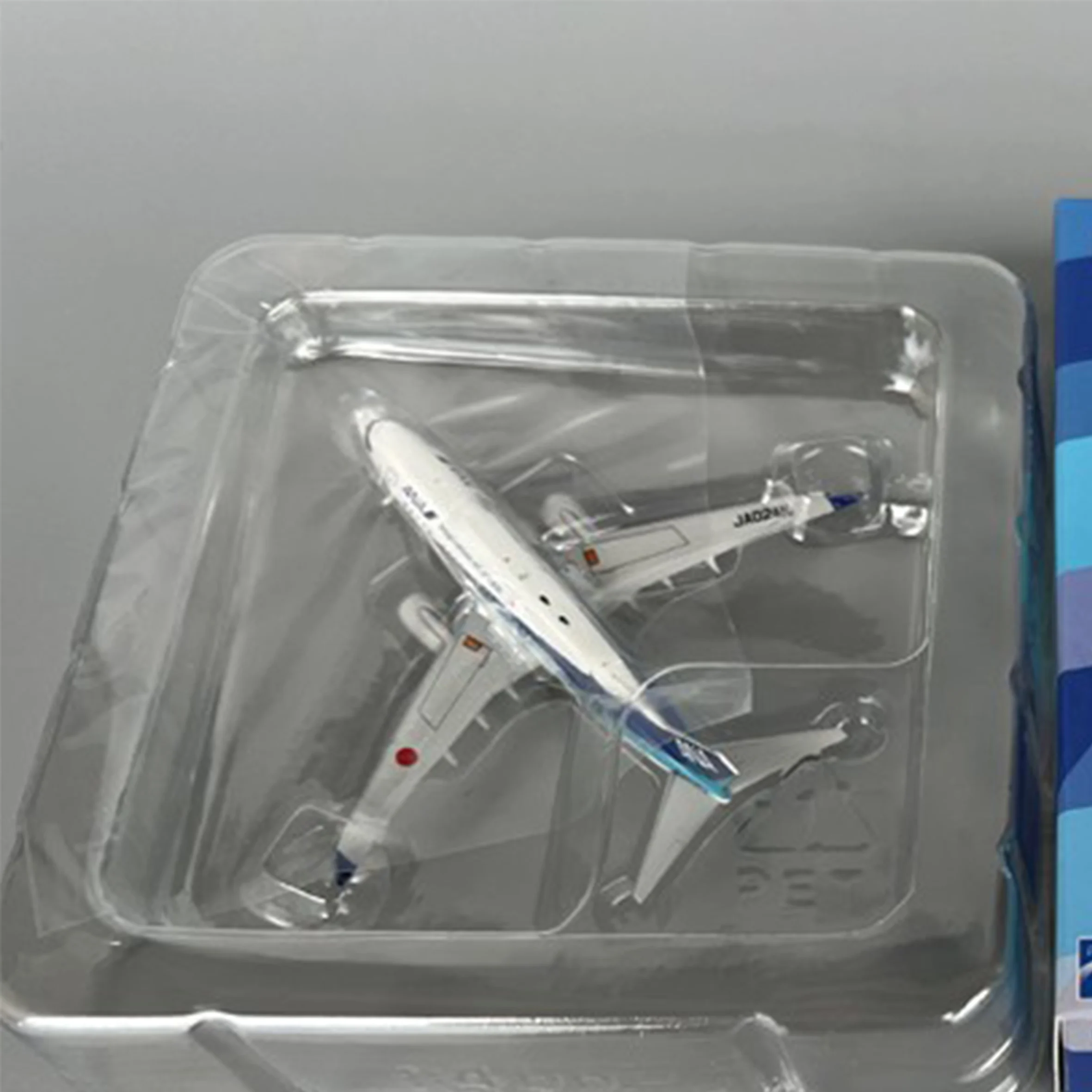 Japanese ANA B737-700 Model in Scale 1:400 6 Japanese ANA B737-700 Model in Scale 1:400 - Image 6