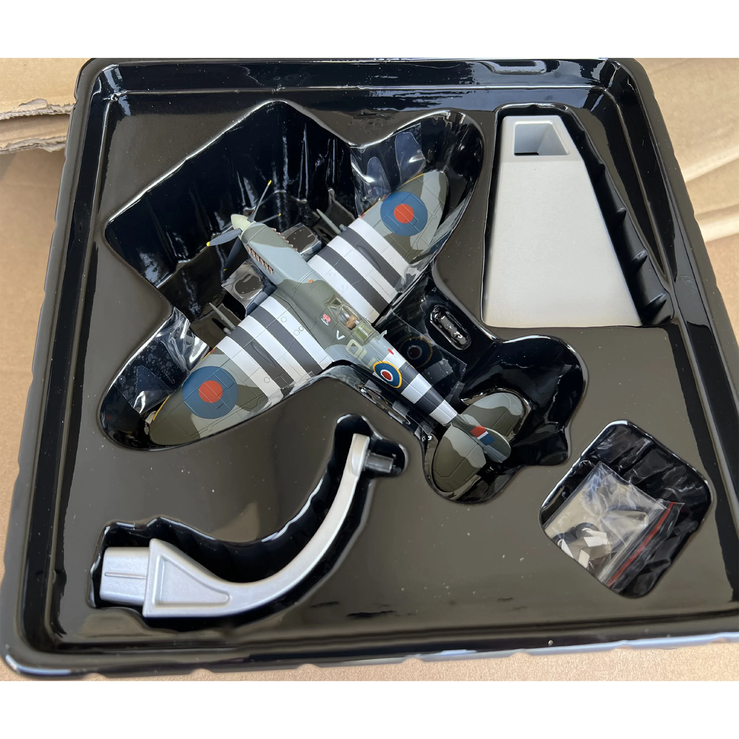 1/72 Supermarine Spitfire Mk IX Model Aircraft 6 1/72 Supermarine Spitfire Mk IX Model Aircraft - Image 6