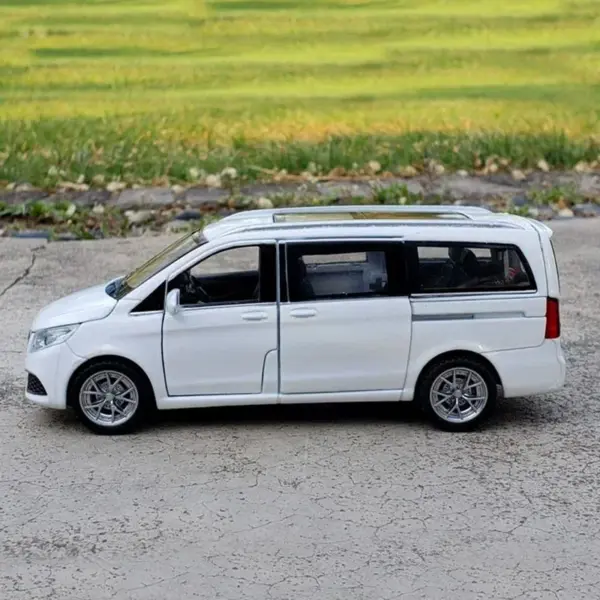 1:32 Diecast Benz V260 MPV Model Car - Image 9