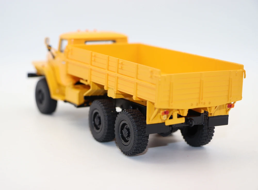 1/43 URAL 43202 Flatbed Truck Diecast Model for Collection 4 1/43 URAL 43202 Flatbed Truck Diecast Model for Collection - Image 4