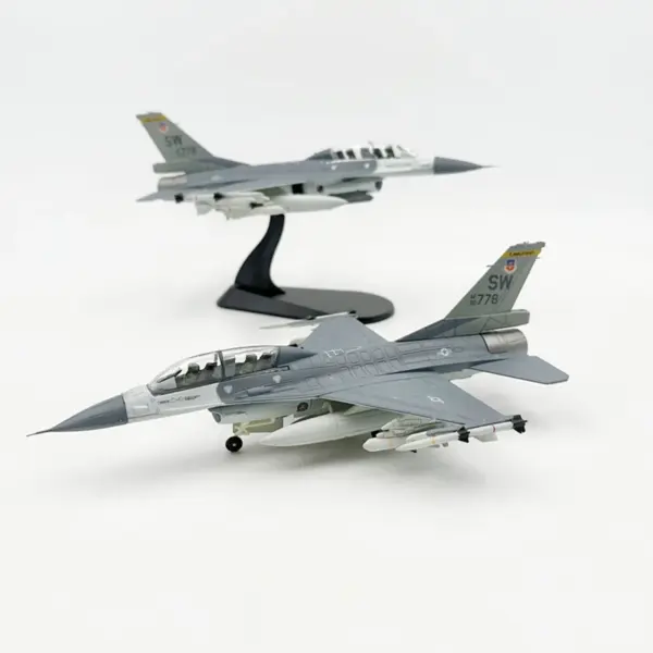 1:72 Scale Diecast F-16D Aircraft Model - Image 6