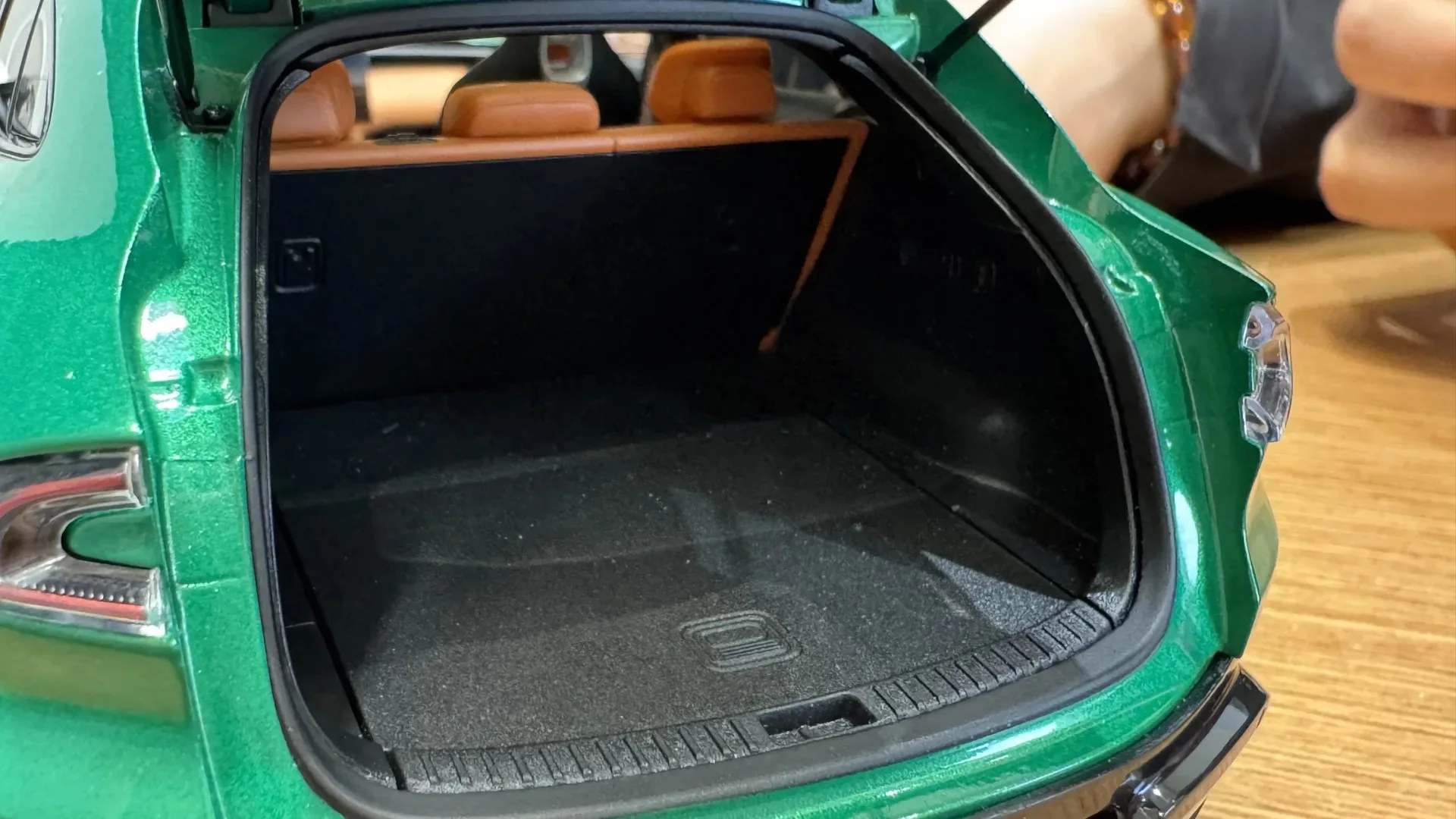 Xiaomi YU7 Jewel Green Titanium Alloy SUV Model 1:18 Scale 800V Medium Large Pure Electric Officially Licensed Collector's Toy 15 Xiaomi YU7 Jewel Green Titanium Alloy SUV Model 1:18 Scale 800V Medium Large Pure Electric Officially Licensed Collector's Toy - Image 15