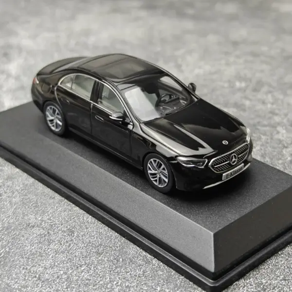 1:43 Scale Alloy E450 W214 Car Model - Image 2