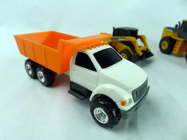 ERTL 1:64 Scale Construction Excavator Model - Image 2