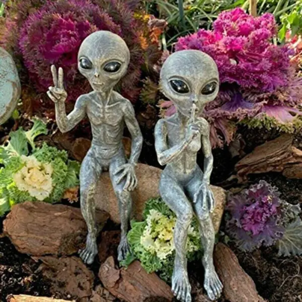 Outer Space Alien Garden Statue Set - Image 5