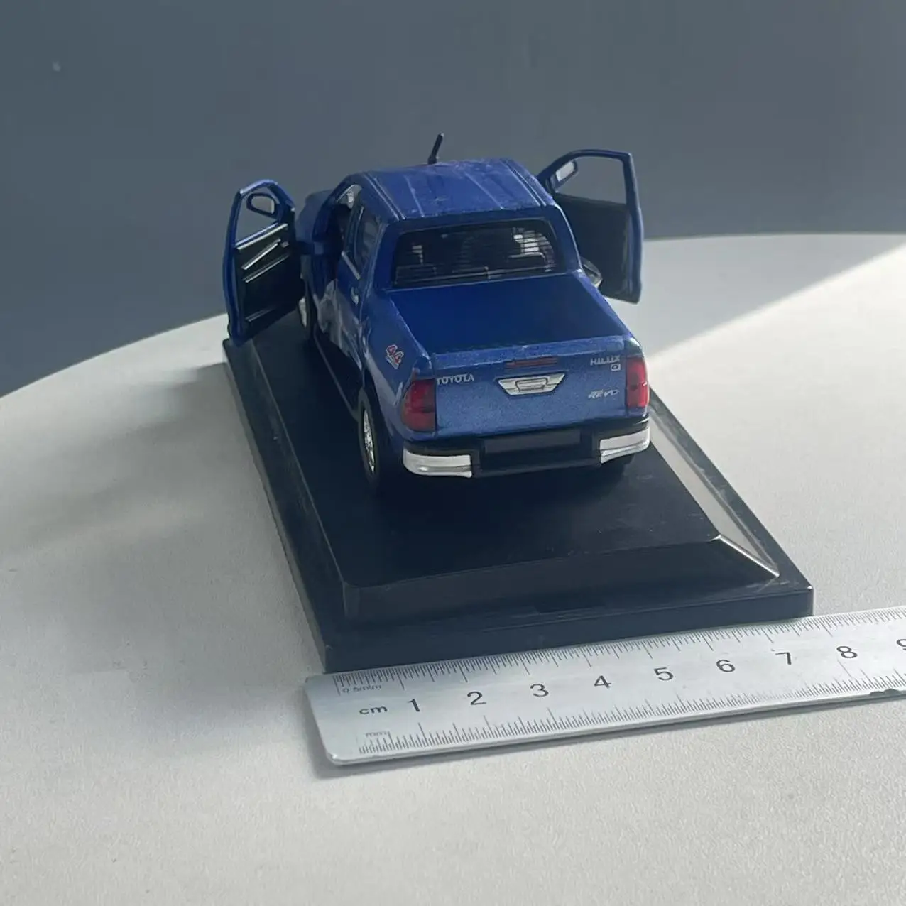 1:43 Scale Toyota Hilux Diecast Model 7 1:43 Scale Toyota Hilux Diecast Model - Image 7