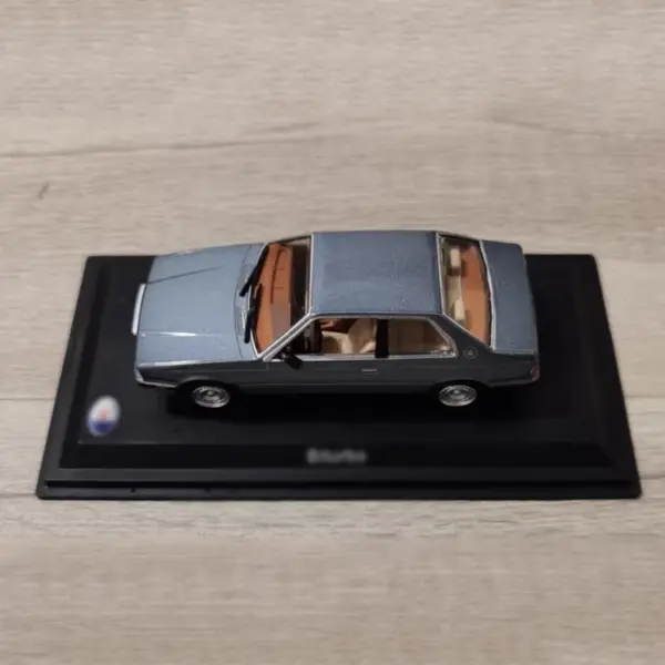 Classic Diecast 1:43 Scale Alloy Car Model - Image 2
