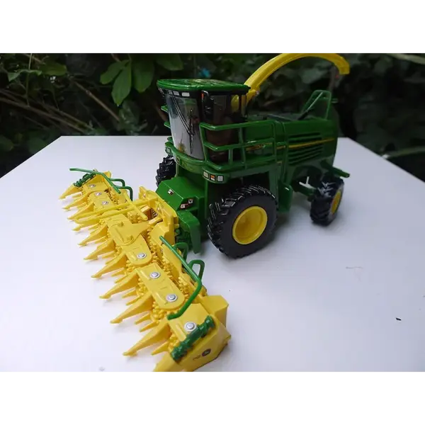ERTL 1:32 Scale 7500 Combine Harvester Model - Image 3