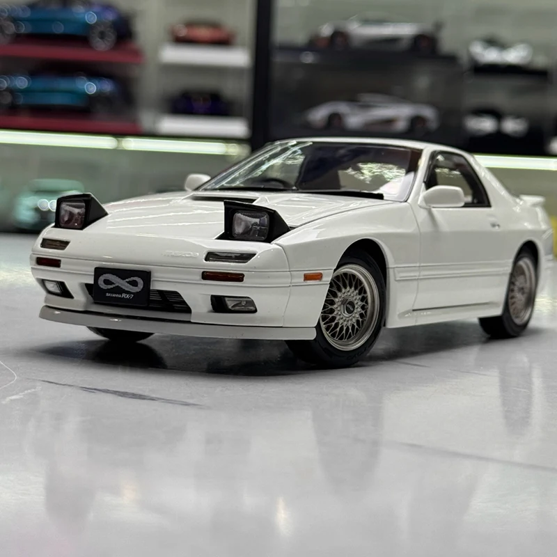 WHELART 1/18 RX7 FC3S Convertible Diecast Model 4 WHELART 1/18 RX7 FC3S Convertible Diecast Model - Image 4