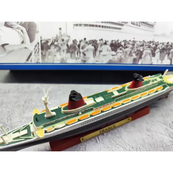 Diecast ATLAS 1/1250 Scale France Ship Model - Image 3