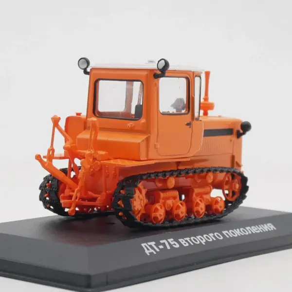 1:43 Scale Soviet DT-75 Crawler Tractor Model for Display - Image 5