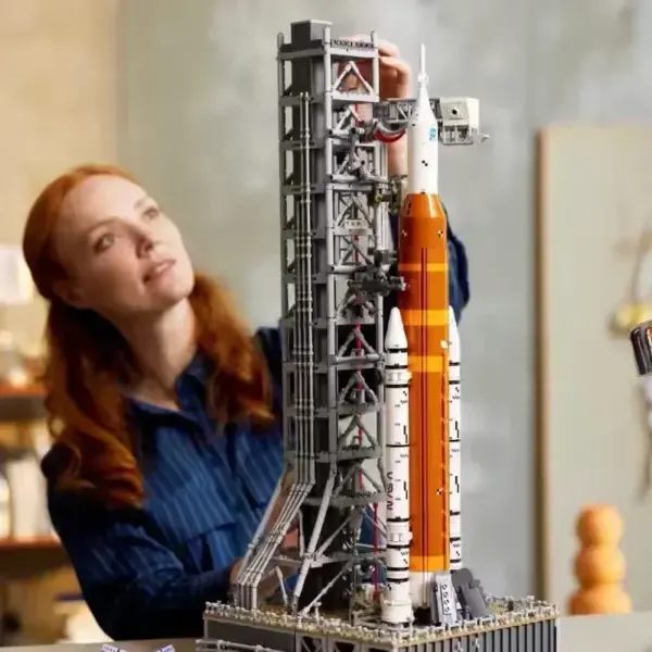 Space Launch System Model Kit 3601pcs - Image 3