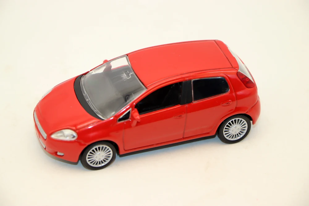 1:43 Scale Fiat Grande Punto Diecast Model 5 1:43 Scale Fiat Grande Punto Diecast Model - Image 5