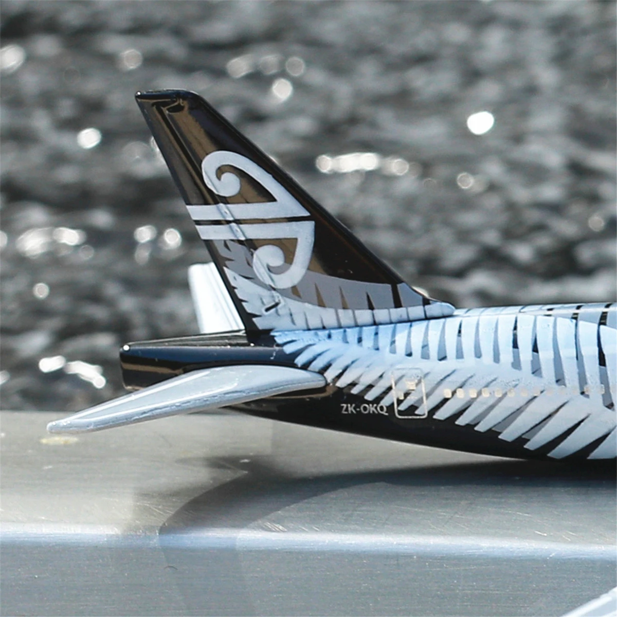 NZ Air Force Boeing B777 Model Airplane 1:400 Diecast Replica 4 NZ Air Force Boeing B777 Model Airplane 1:400 Diecast Replica - Image 4