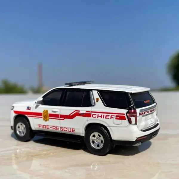 1:64 Scale Chevrolet Tahoe Diecast Model - Image 4