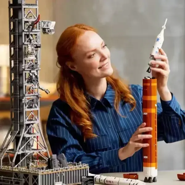 Space Launch System Model Kit 3601pcs - Image 4