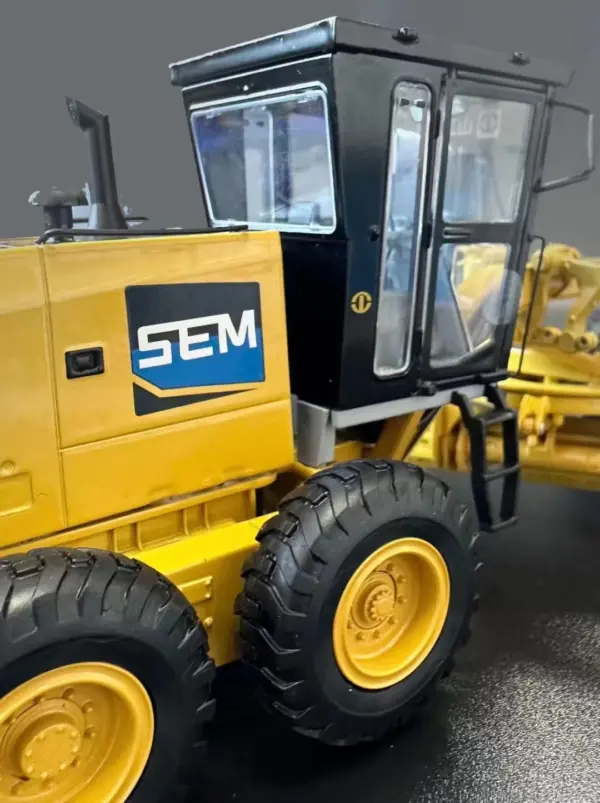 1:35 Scale Diecast SEM Grader Model in Yellow - Image 10
