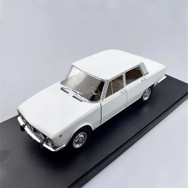 1:18 Alfa Romeo Alfetta GTV 2000L Diecast Model - Image 8