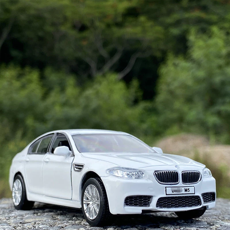 BMW M550i 1:36 Scale Diecast Model Car 2 BMW M550i 1:36 Scale Diecast Model Car - Image 2