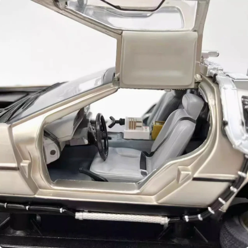 Sun Star 1:18 DeLorean DMC-12 Diecast Model 5 Sun Star 1:18 DeLorean DMC-12 Diecast Model - Image 5