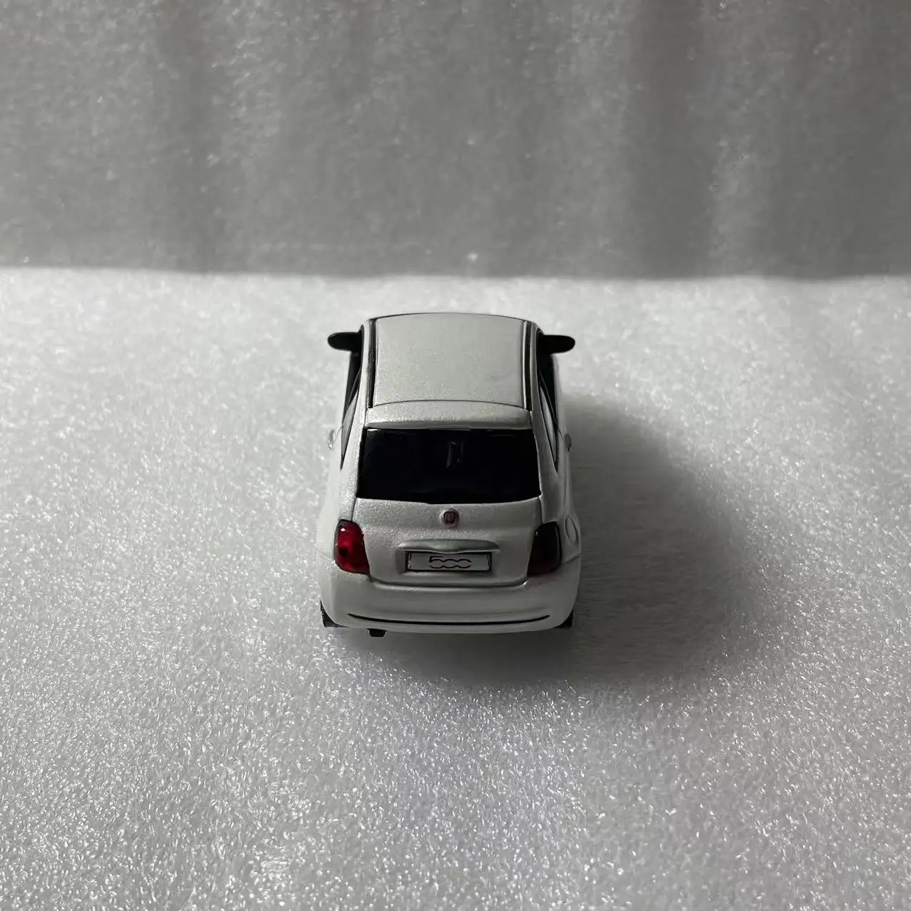 Fiat 500 1/43 Scale Diecast Model in White 5 Fiat 500 1/43 Scale Diecast Model in White - Image 5