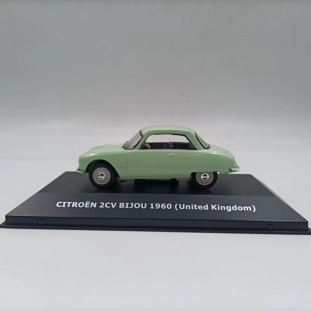 1/43 Scale Citroen 2CV Citroneta Model Car 3 1/43 Scale Citroen 2CV Citroneta Model Car - Image 3