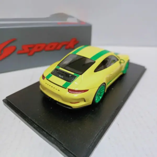 Spark 1/43 Scale Porsche 911 R Model Car - Image 3
