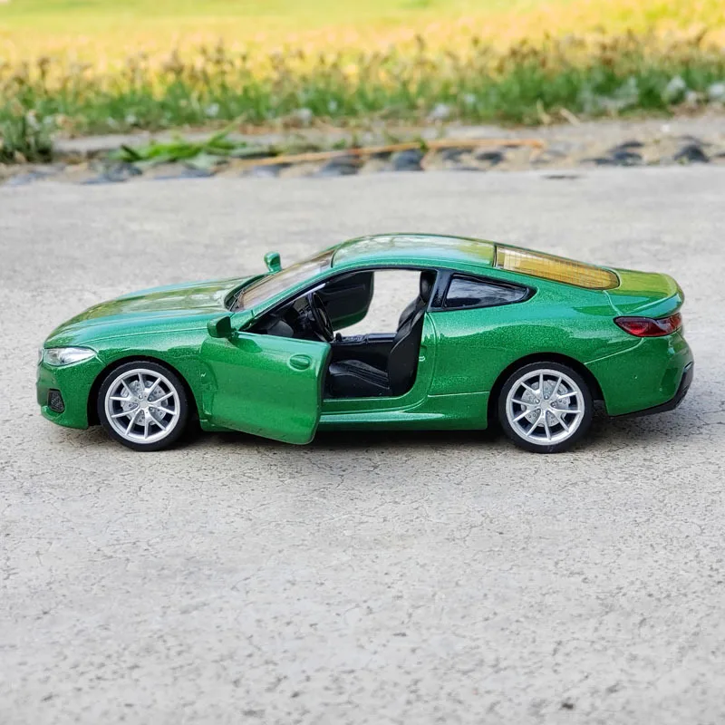 BMW M8 M850i 1:35 Scale Die-Cast Model 5 BMW M8 M850i 1:35 Scale Die-Cast Model - Image 5