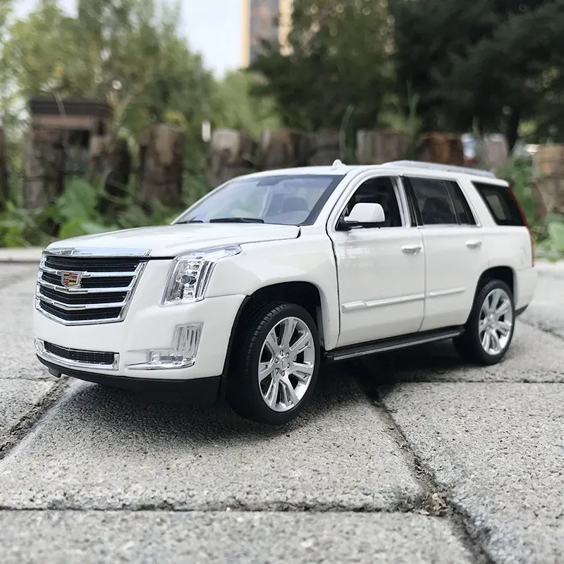 WELLY 1:24 Cadillac Escalade Diecast Model 6 WELLY 1:24 Cadillac Escalade Diecast Model - Image 6