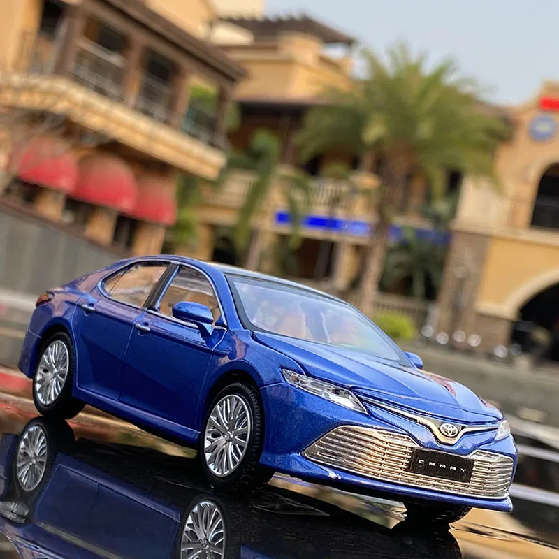 1:32 Toyota Camry Diecast Model in Blue 3 1:32 Toyota Camry Diecast Model in Blue - Image 3