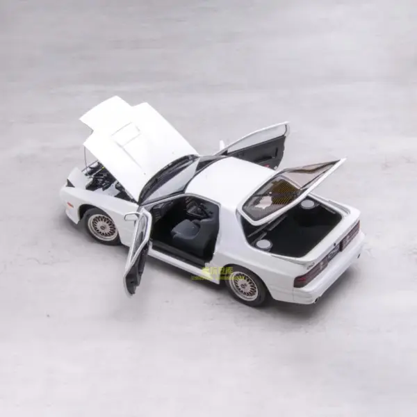 1:18 Scale RX7 FC3S Diecast Model Car - Image 4