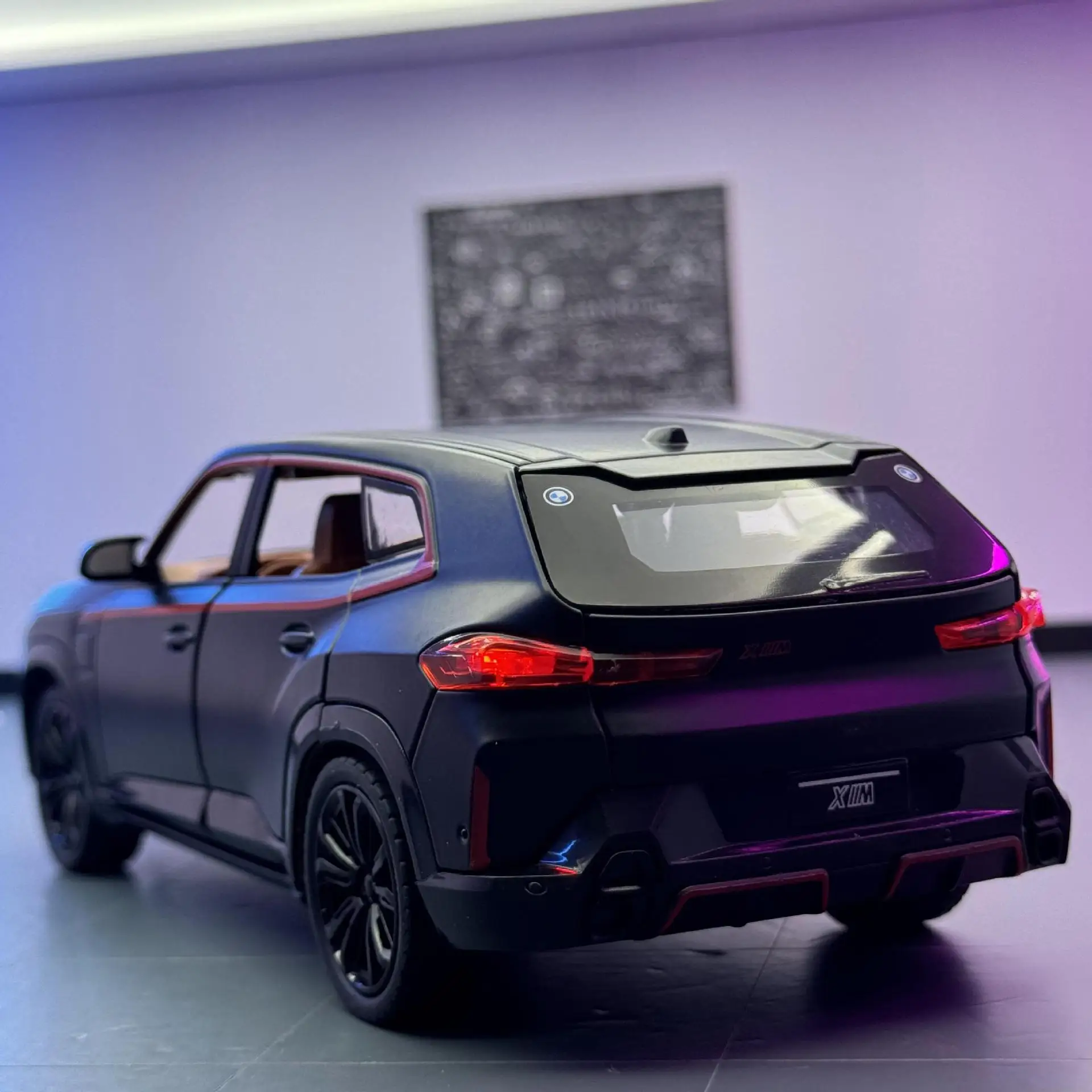 1:24 Scale BMW XM Diecast Model Car 2 1:24 Scale BMW XM Diecast Model Car - Image 2