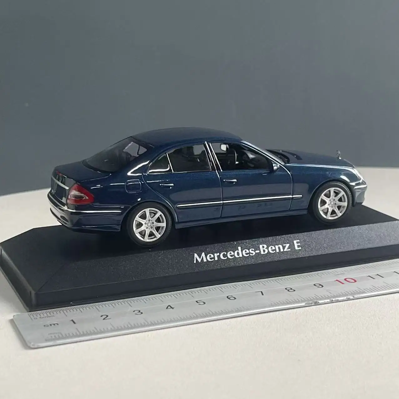 Mercedes-Benz E-Class W211 2006 Die-Cast Model 5 Mercedes-Benz E-Class W211 2006 Die-Cast Model - Image 5