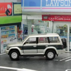 Mitsubishi Pajero 1:64 Diecast SUV Model 11 S1cf2e746125d44e3b6d30aa8e4481861t