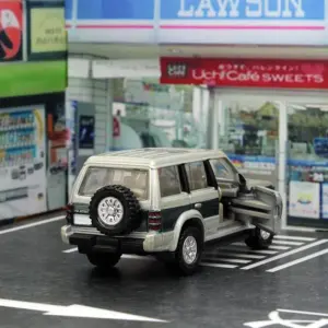 Mitsubishi Pajero 1:64 Diecast SUV Model 10 S1e41945d6bd24daf8f06b58782609058k